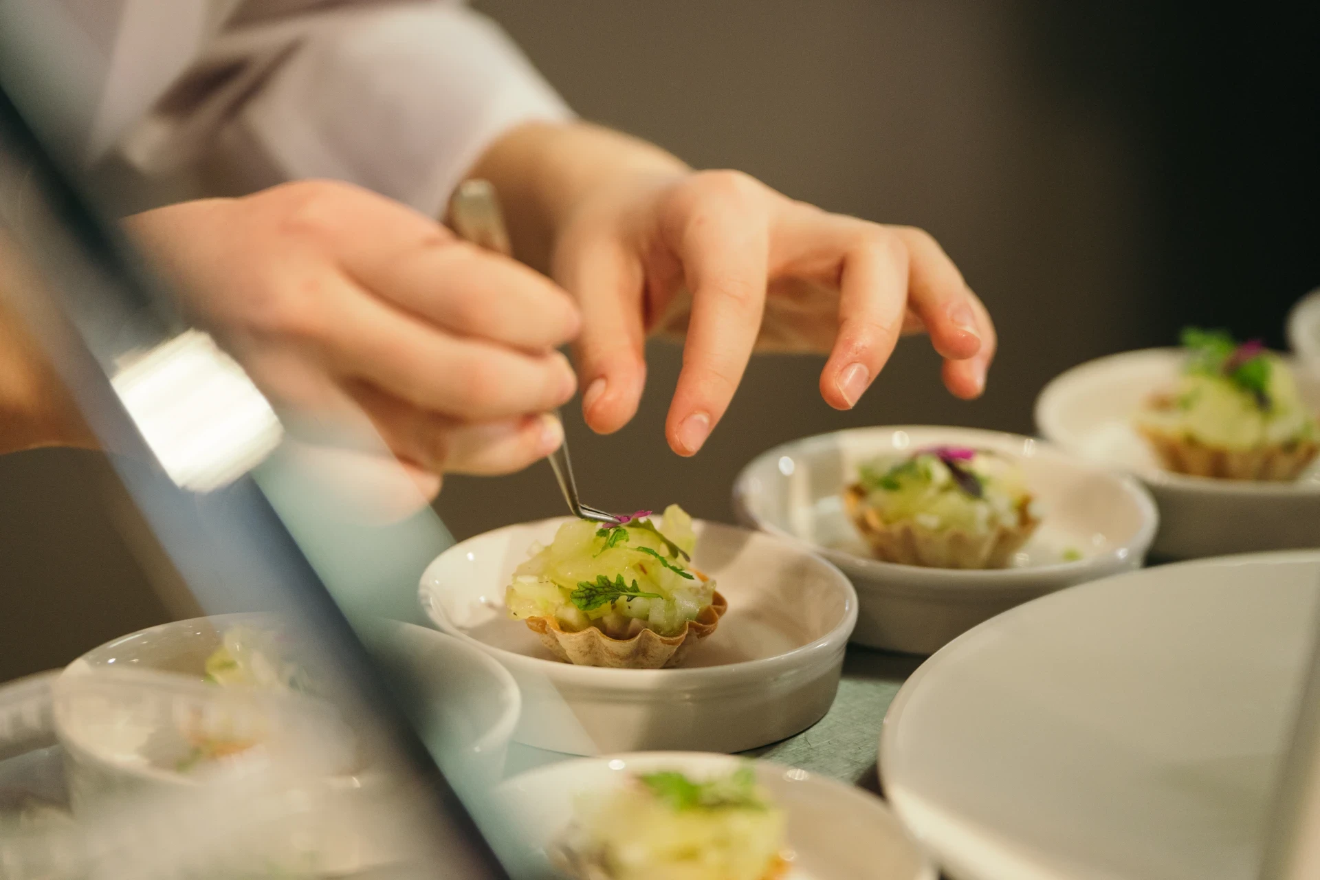  przygotowywanie dania w instytucie kulinarnym