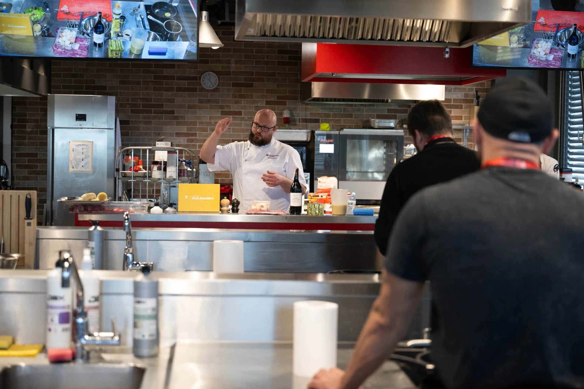  Zdjęcie przedstawia szkolenie w kuchni instytutu kulinarnego