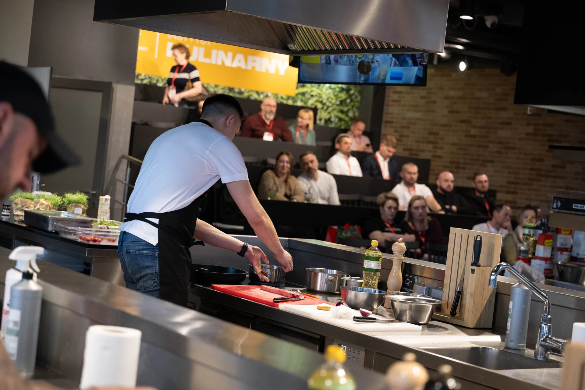  Zdjęcie przedstawia szkolenie w kuchni instytutu kulinarnego