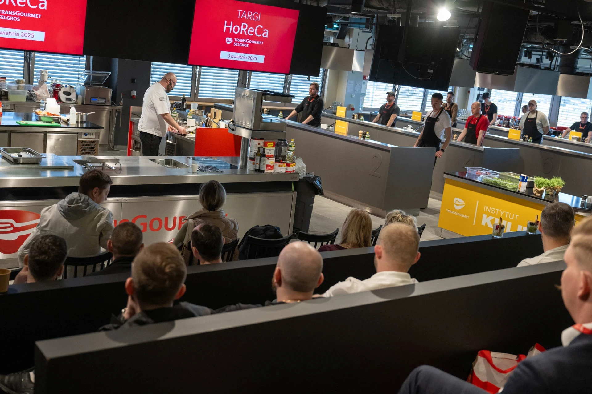  Zdjęcie przedstawia szkolenie w kuchni instytutu kulinarnego