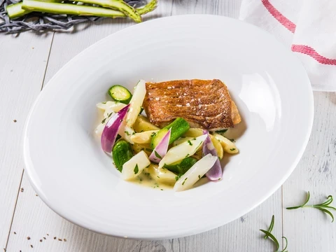 Karmazyn na ragout ze szparagów z sosem maślanym