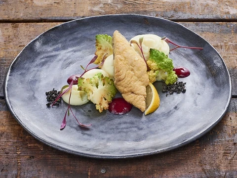 Karp z puree ziemniaczanym i kalafiorem romanesco