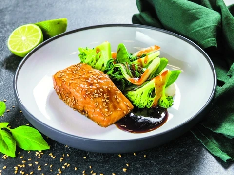 Łosoś w sosie teriyaki z warzywami