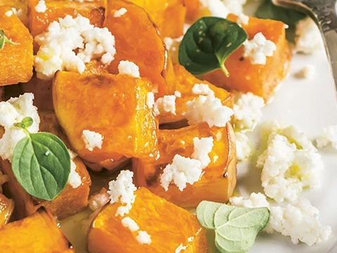 Sałatka z kozim serem, pieczoną dynią i liścmi sałat